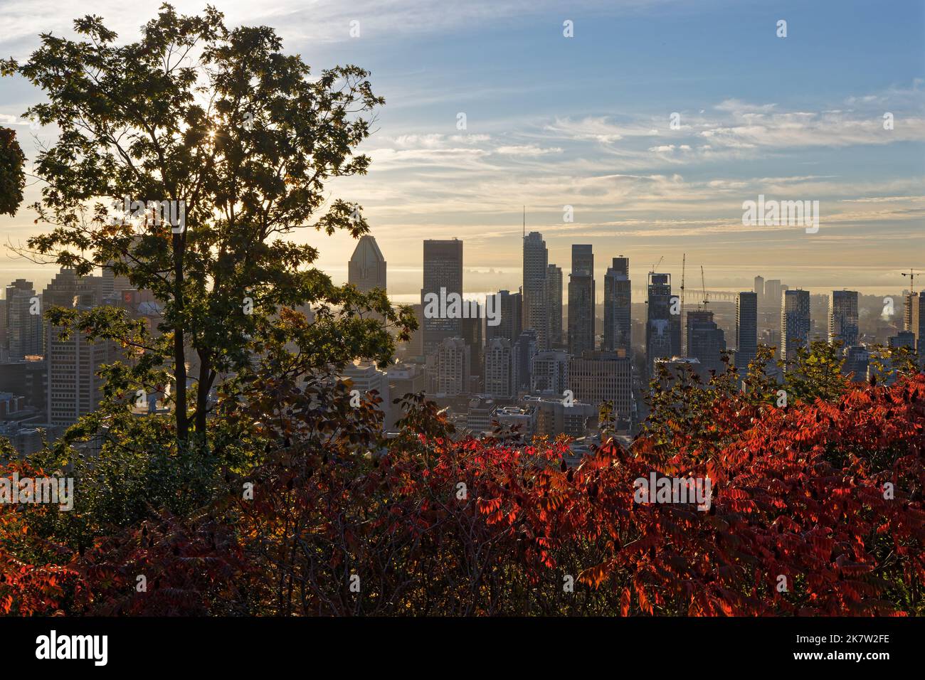 MONTREAL, CANADA, 4 ottobre 2022: Skyline del centro di Montreal dal Monte Royal all'alba. Foto Stock