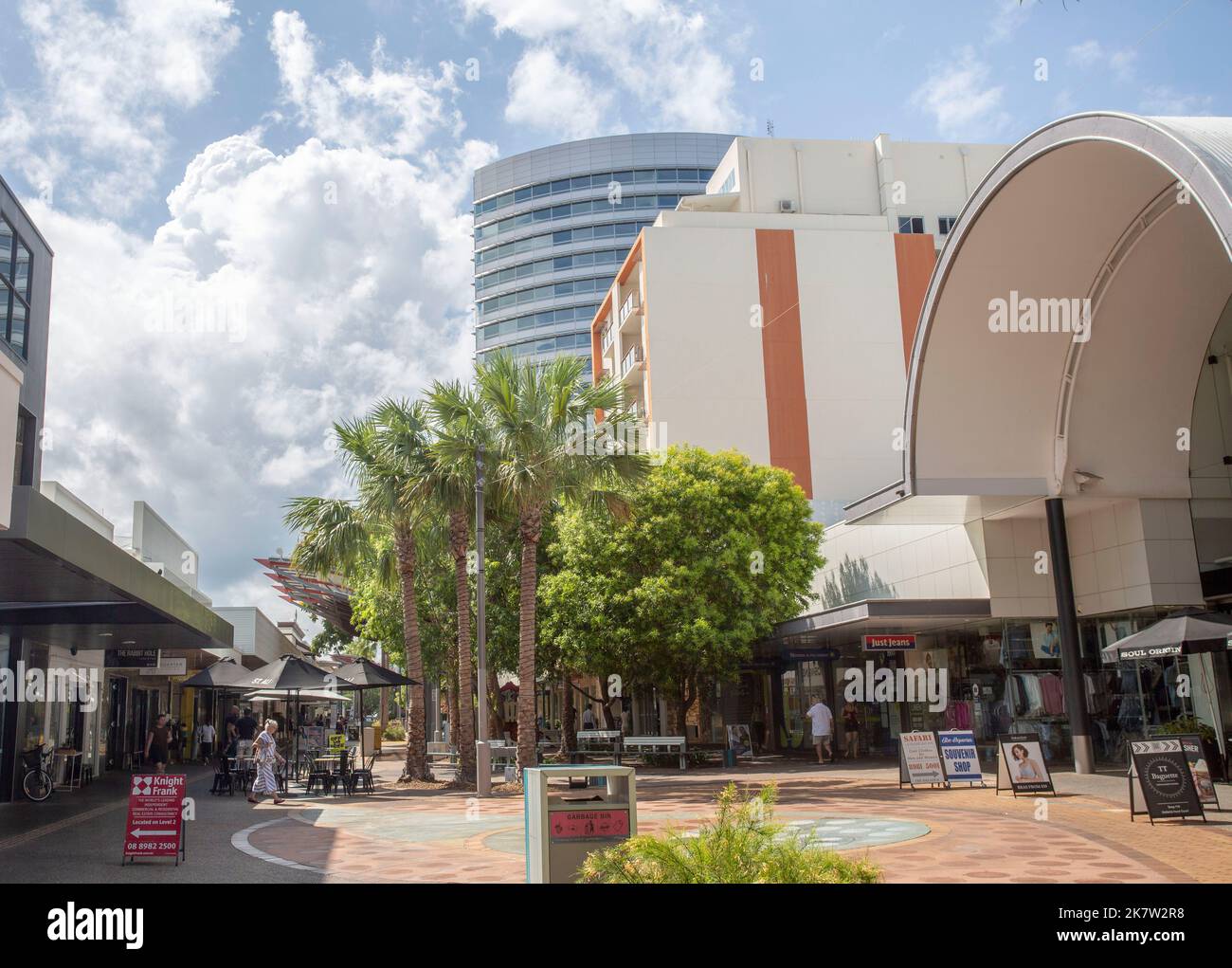Darwin, Australia – 18 ottobre 2022: Vista del centro commerciale pedonale Smith Street Mall a Darwin, Northern Territory Foto Stock