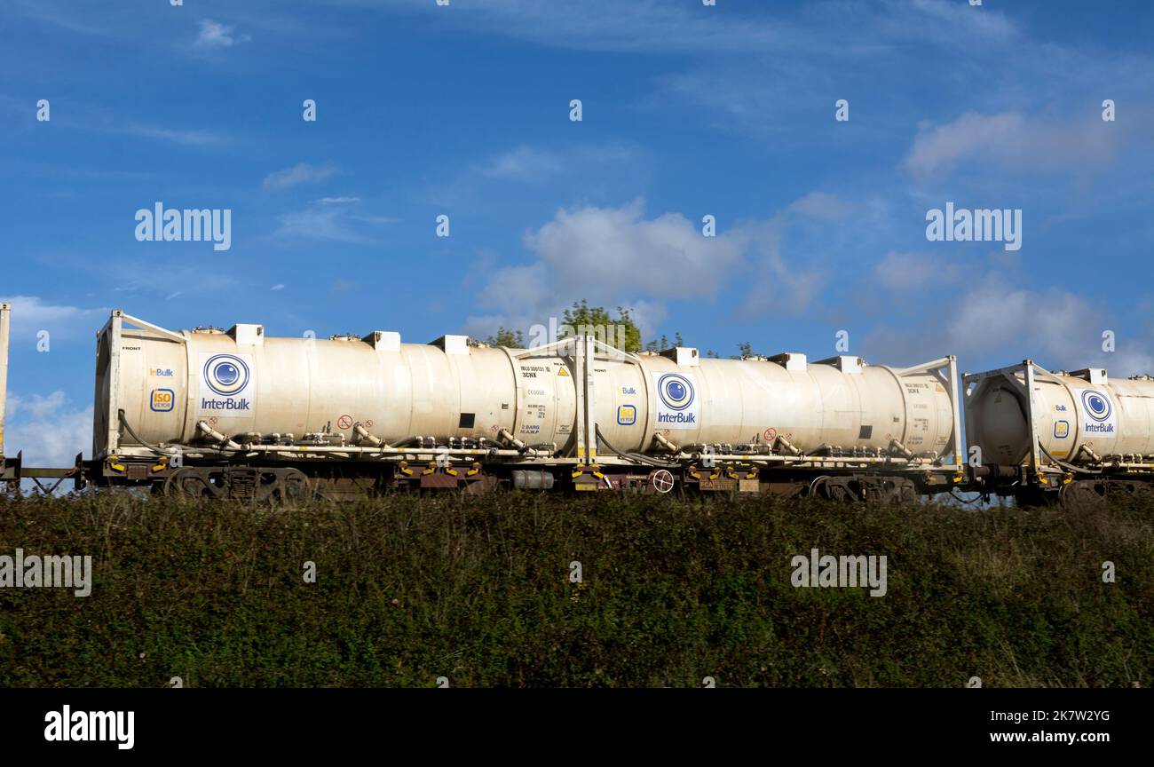 Carri armati Interbulk su un treno, Warwickshire, Regno Unito Foto Stock