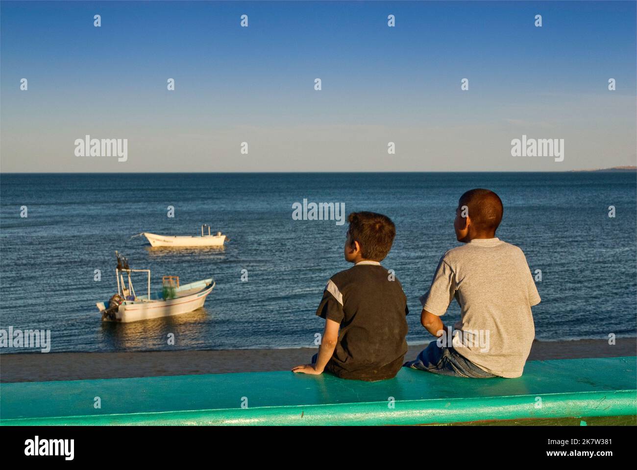 Ragazzi che guardano barche a Bahia de San Felipe, a San Felipe, Baja California, Messico Foto Stock