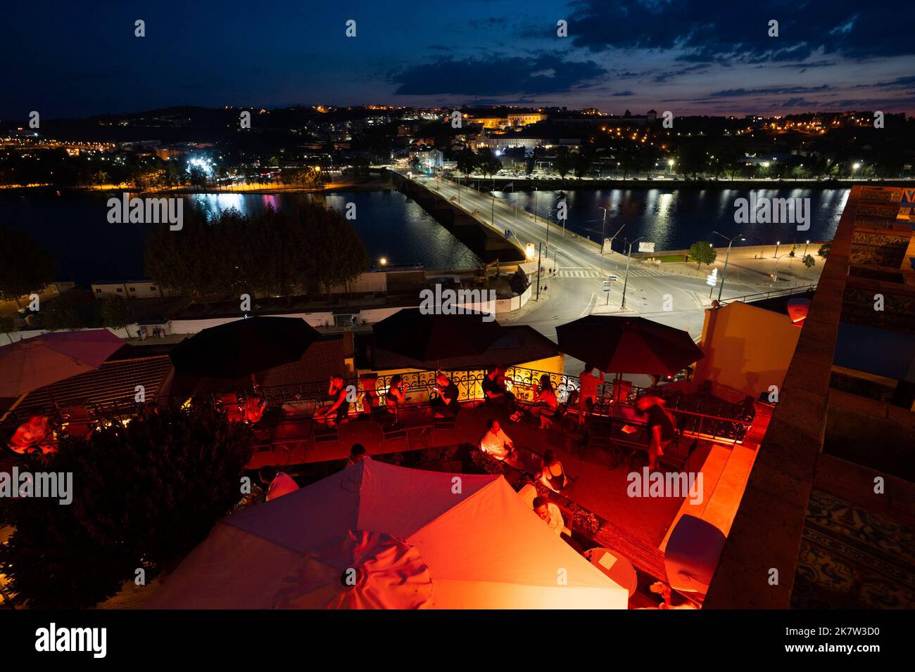 Vista notturna elevata di Coimbra dal ristorante Passporte lounge sul tetto di Coimbra, Portogallo, Europa Foto Stock