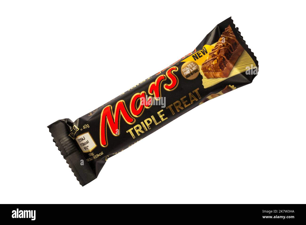 Bar di nuovo Mars Triple Treat cioccolato bar frutta, noci e cioccolato isolato su sfondo bianco Foto Stock Bar di nuovo Mars Triple Treat cioccolato bar frutta, noci e cioccolato isolato su sfondo bianco Foto Stock
