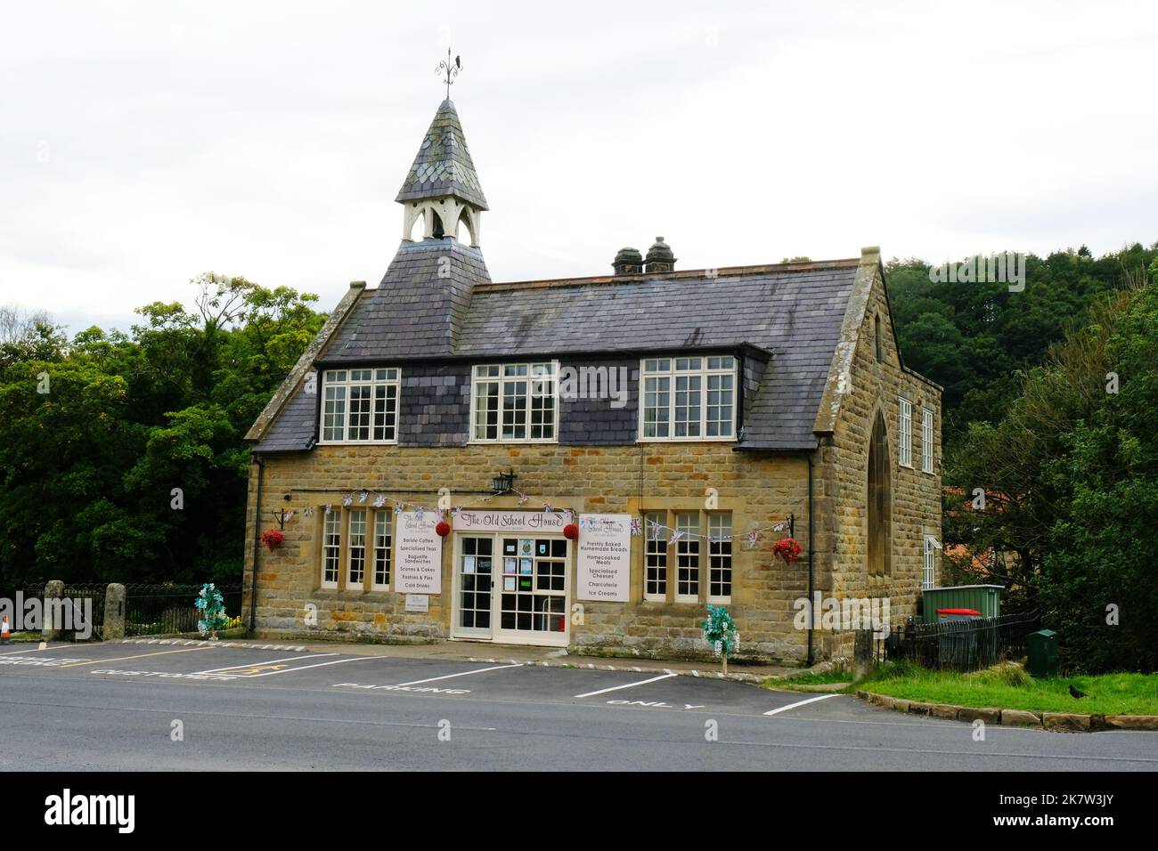 Il vecchio ufficio postale è ora un negozio di gastronomia e generale, Hutton le Hole, Yorkshire, Regno Unito - John Gollop Foto Stock