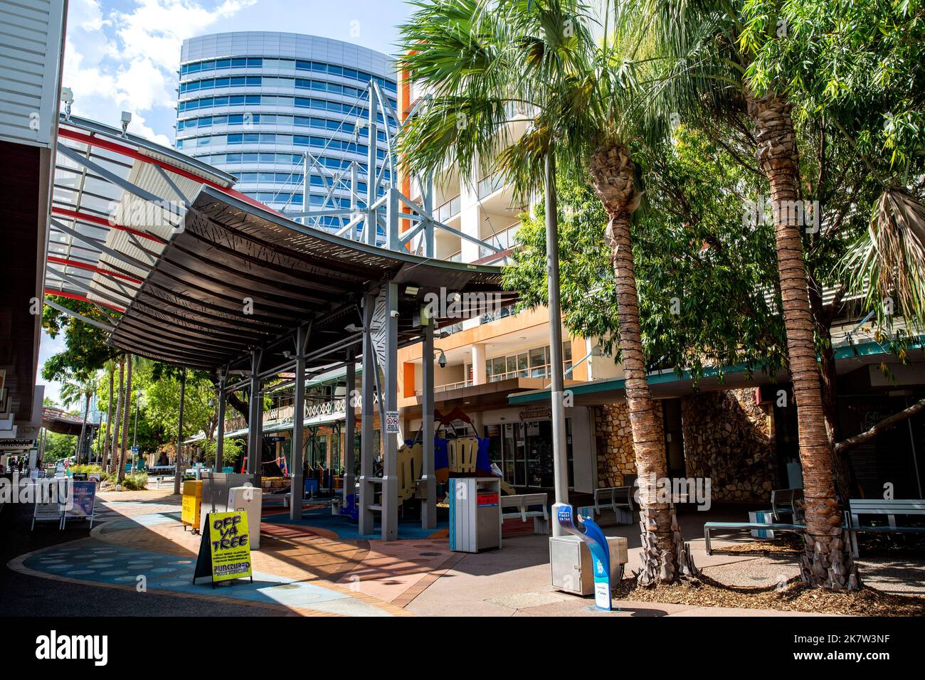 Darwin, Australia – 18 ottobre 2022: Vista del centro commerciale pedonale Smith Street Mall a Darwin, Northern Territory Foto Stock