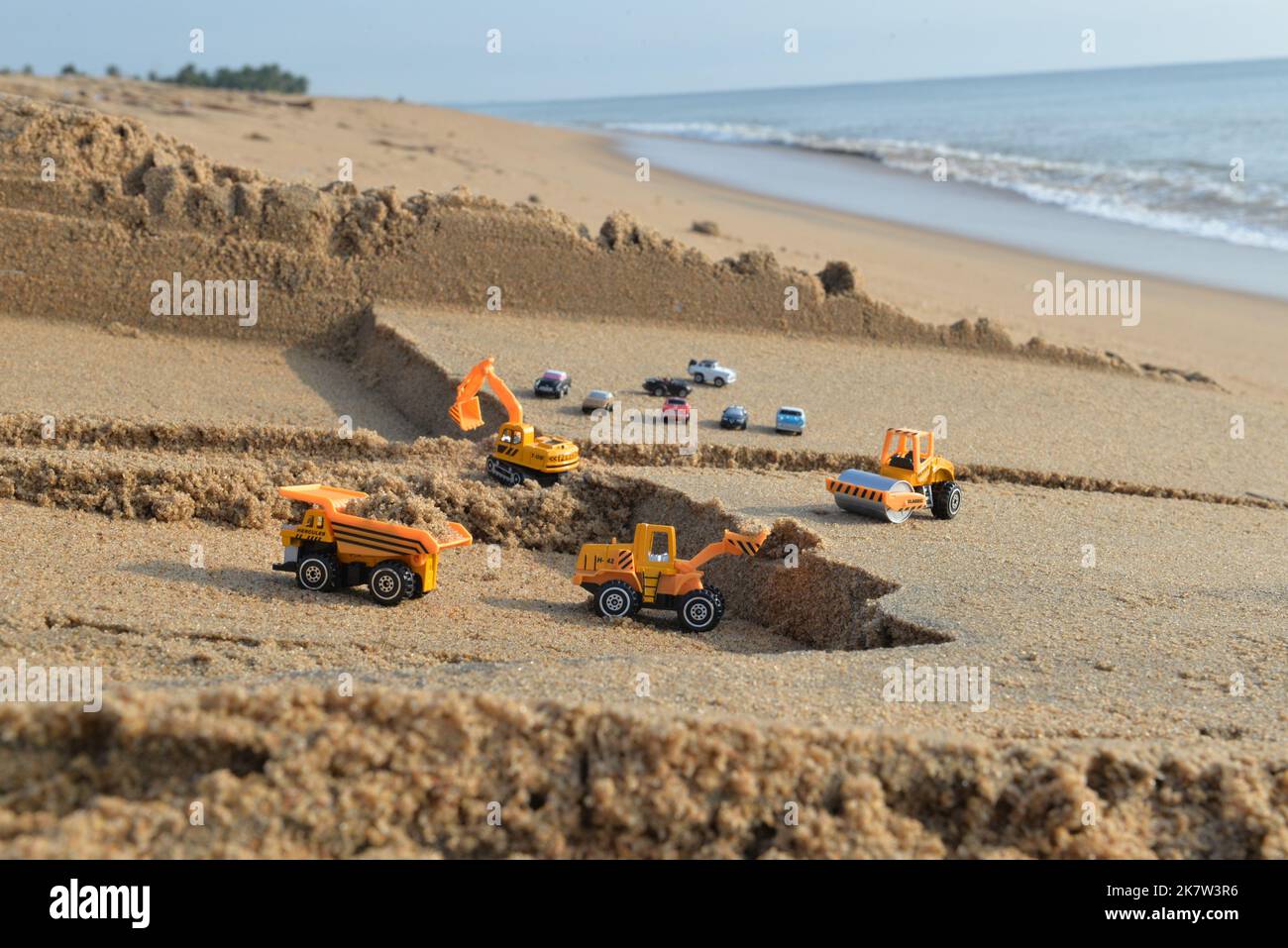 Pondicherry, INDIA - Ottobre 2022: Escavatori in riva al mare Foto Stock