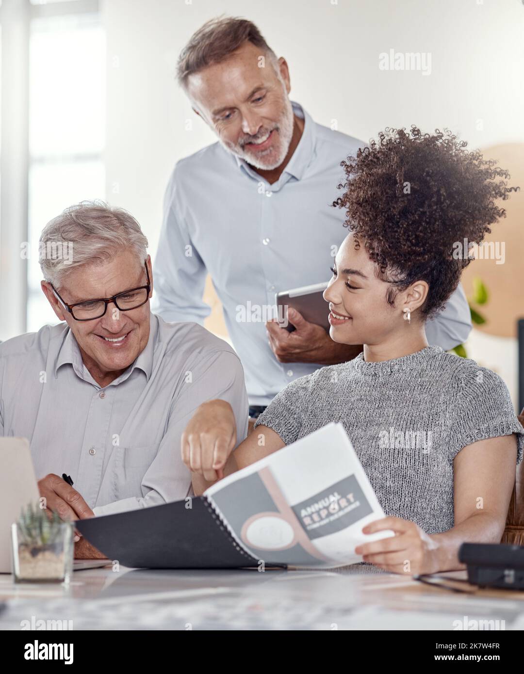 Il team di marketing che lo fa accadere di nuovo. un gruppo di uomini d'affari che hanno una riunione in un ufficio moderno. Foto Stock