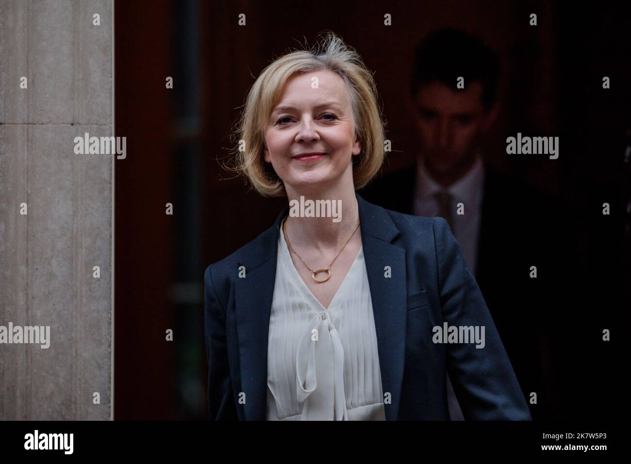 Downing Street, Londra, Regno Unito. 19th ottobre 2022. Il primo ministro britannico, Liz Truss, parte dal numero 10 di Downing Street per partecipare alla sua terza e ultima sessione settimanale di domande del primo ministro (PMQ) alla Camera dei Comuni. Foto di Amanda Rose/Alamy Live News Foto Stock