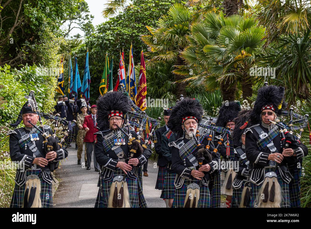 Il Kernow Pipe and Drums che conduce la parata degli standard regimentali durante l'evento Military Day al Trebah Garden in Cornovaglia nel Regno Unito. Foto Stock