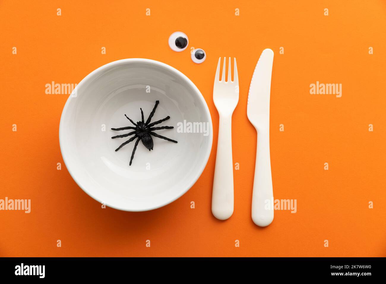 Halloween mettere impostazione con ragno in una ciotola e posate Foto Stock