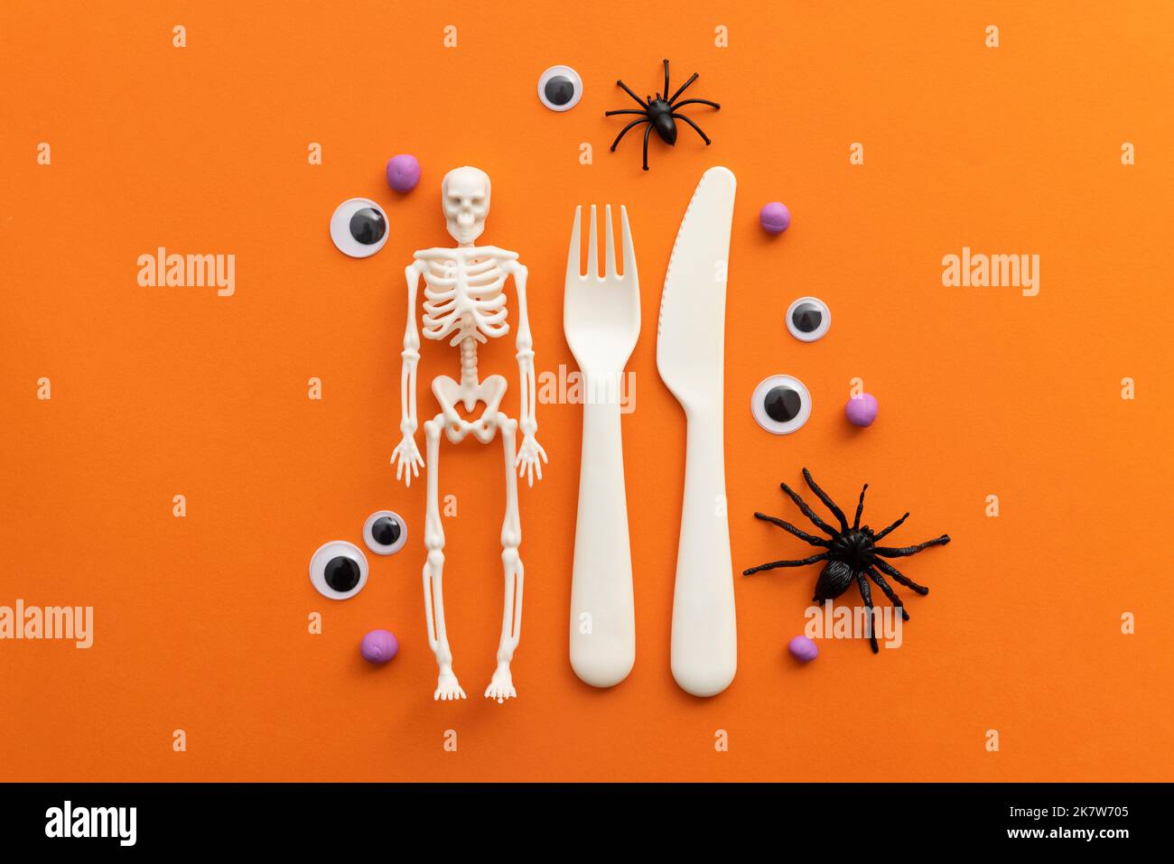 Carino sfondo festa di Halloween per bambini con posate, ragni scheletro e eyeballs Foto Stock