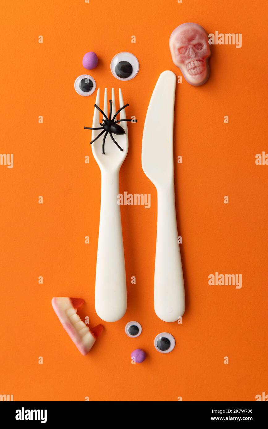 Concetto di pasto di Halloween. Coltello e forchetta con decorazioni di Halloween Foto Stock