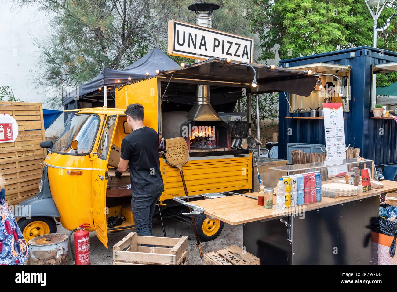SITGES, BARCELLONA, SPAGNA - 08 OTTOBRE 2022: Veicolo commerciale leggero a tre ruote abilitato per la preparazione di fast food con un ove a legna Foto Stock