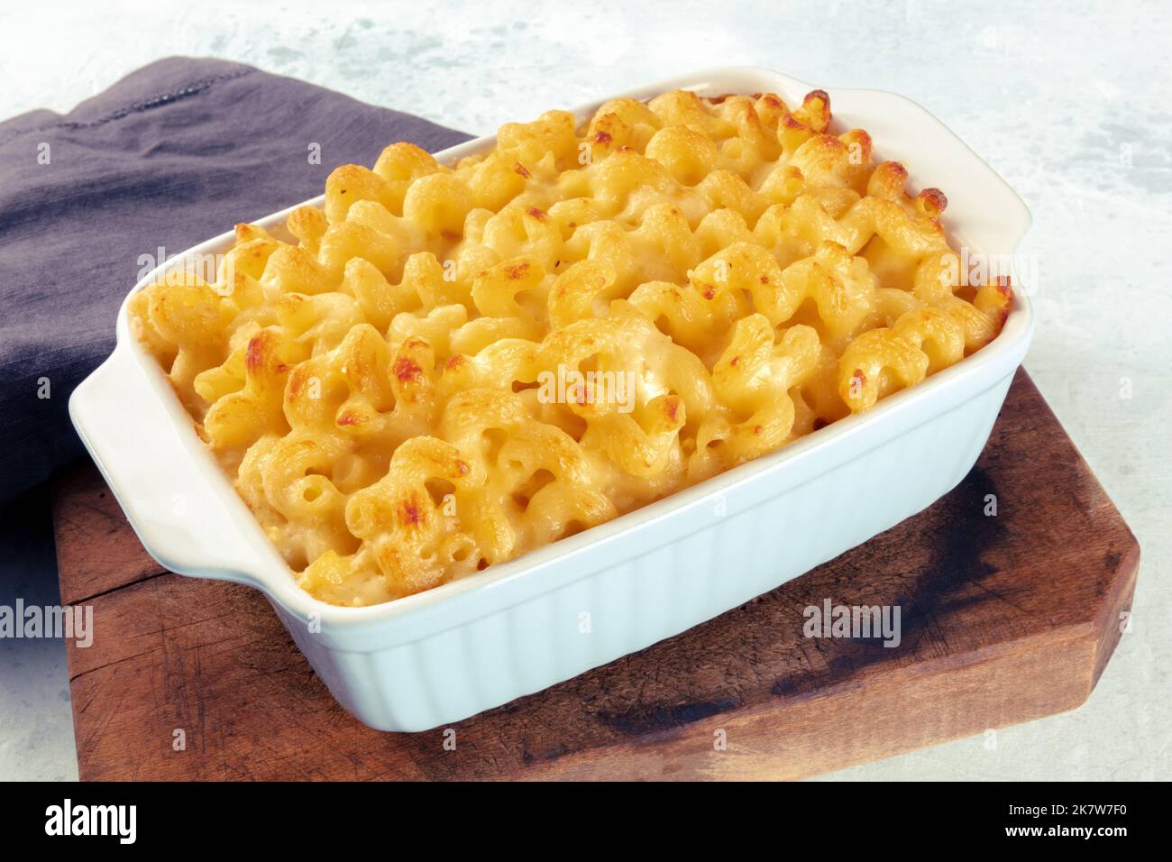 Maccheroni e pasta al formaggio in casseruola. Cheesy piatto al gratin americano, cotto al forno Foto Stock