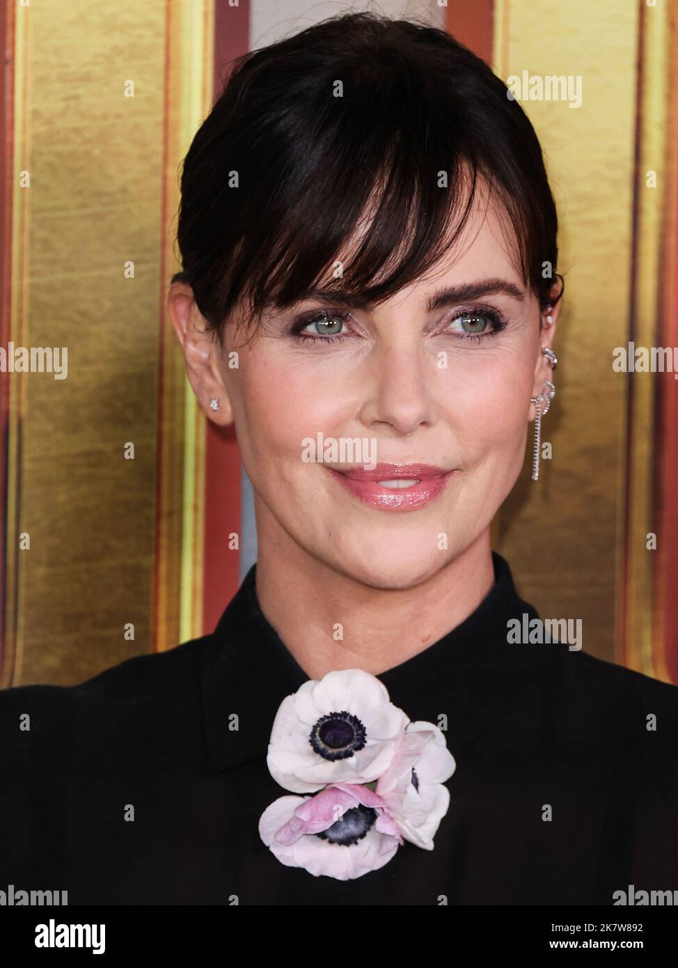 WESTWOOD, LOS ANGELES, CALIFORNIA, USA - 18 OTTOBRE: L'attrice sudafricana-americana Charlize Theron Wiring Dior arriva alla prima mondiale della "The School for Good and Evil" di Netflix, tenutasi presso il Regency Village Theatre il 18 ottobre 2022 a Westwood, Los Angeles, California, Stati Uniti. (Foto di Xavier Collin/Image Press Agency) Foto Stock
