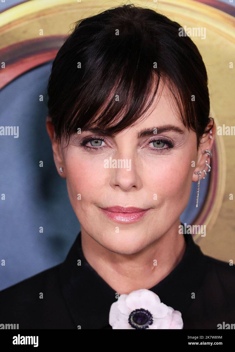 WESTWOOD, LOS ANGELES, CALIFORNIA, USA - 18 OTTOBRE: L'attrice sudafricana-americana Charlize Theron Wiring Dior arriva alla prima mondiale della "The School for Good and Evil" di Netflix, tenutasi presso il Regency Village Theatre il 18 ottobre 2022 a Westwood, Los Angeles, California, Stati Uniti. (Foto di Xavier Collin/Image Press Agency) Foto Stock