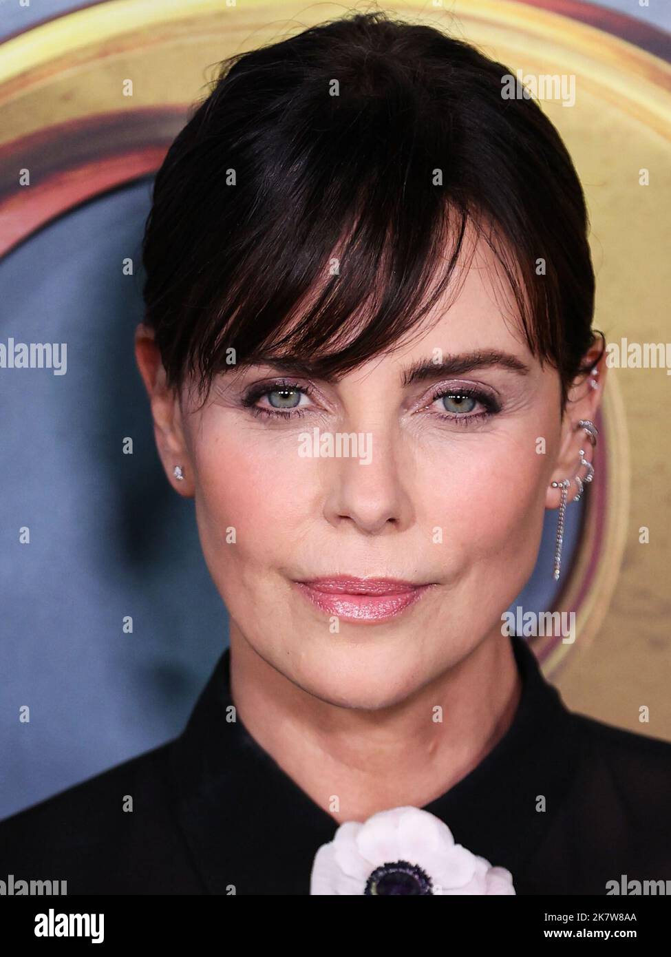 WESTWOOD, LOS ANGELES, CALIFORNIA, USA - 18 OTTOBRE: L'attrice sudafricana-americana Charlize Theron Wiring Dior arriva alla prima mondiale della "The School for Good and Evil" di Netflix, tenutasi presso il Regency Village Theatre il 18 ottobre 2022 a Westwood, Los Angeles, California, Stati Uniti. (Foto di Xavier Collin/Image Press Agency) Foto Stock