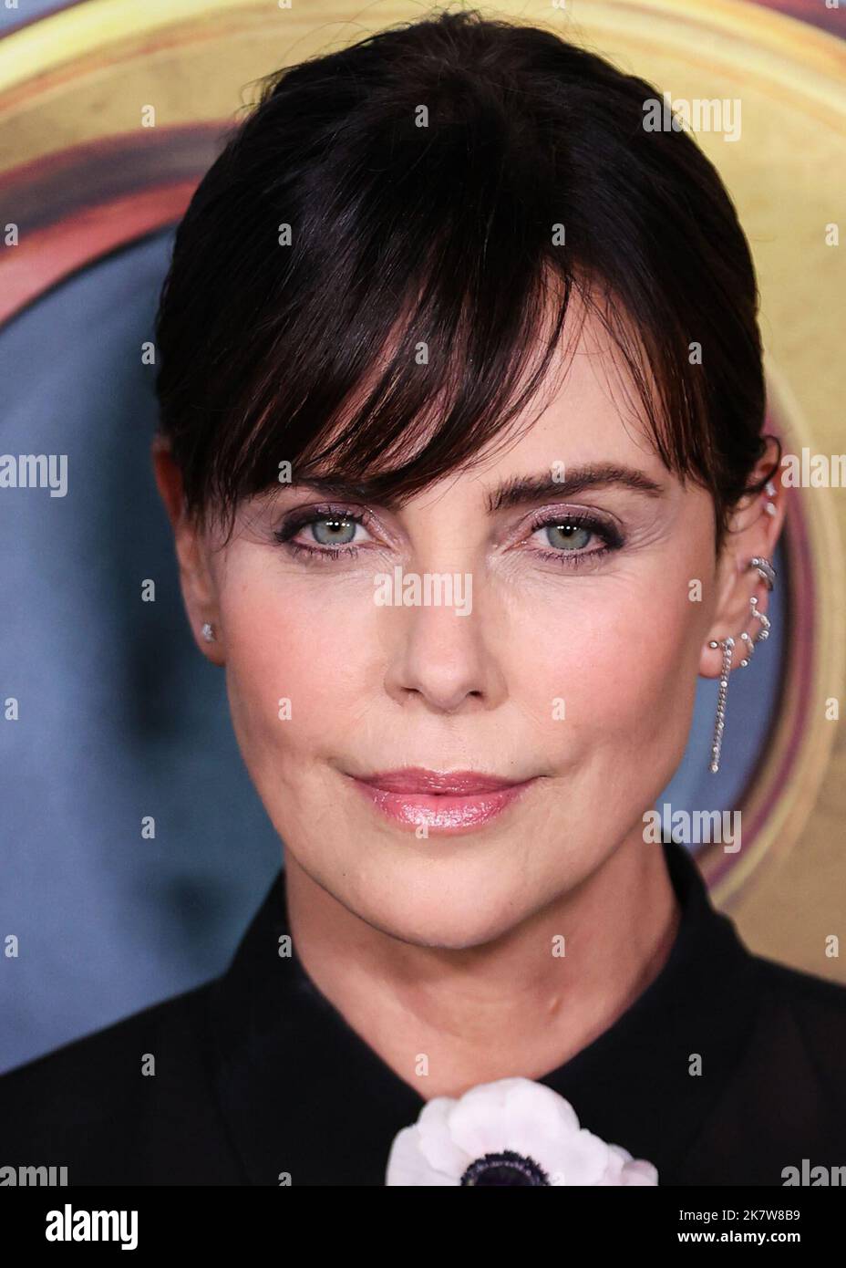 WESTWOOD, LOS ANGELES, CALIFORNIA, USA - 18 OTTOBRE: L'attrice sudafricana-americana Charlize Theron Wiring Dior arriva alla prima mondiale della "The School for Good and Evil" di Netflix, tenutasi presso il Regency Village Theatre il 18 ottobre 2022 a Westwood, Los Angeles, California, Stati Uniti. (Foto di Xavier Collin/Image Press Agency) Foto Stock