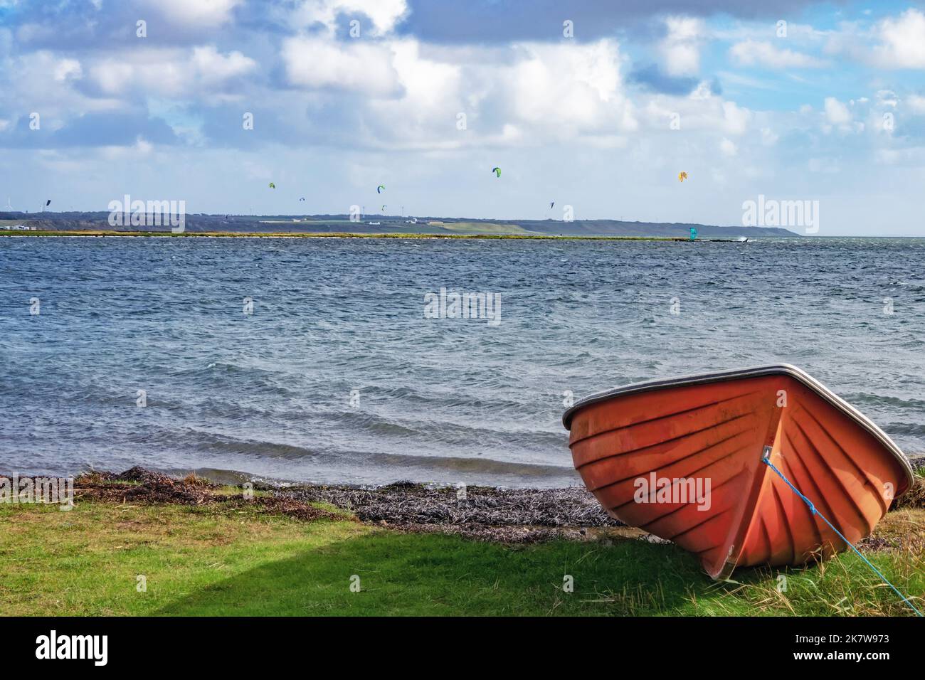 Una barca da pesca d'arancia si trova sulla riva di Nisum Brendo, vicino ad Agger Havn, in Danimarca Foto Stock