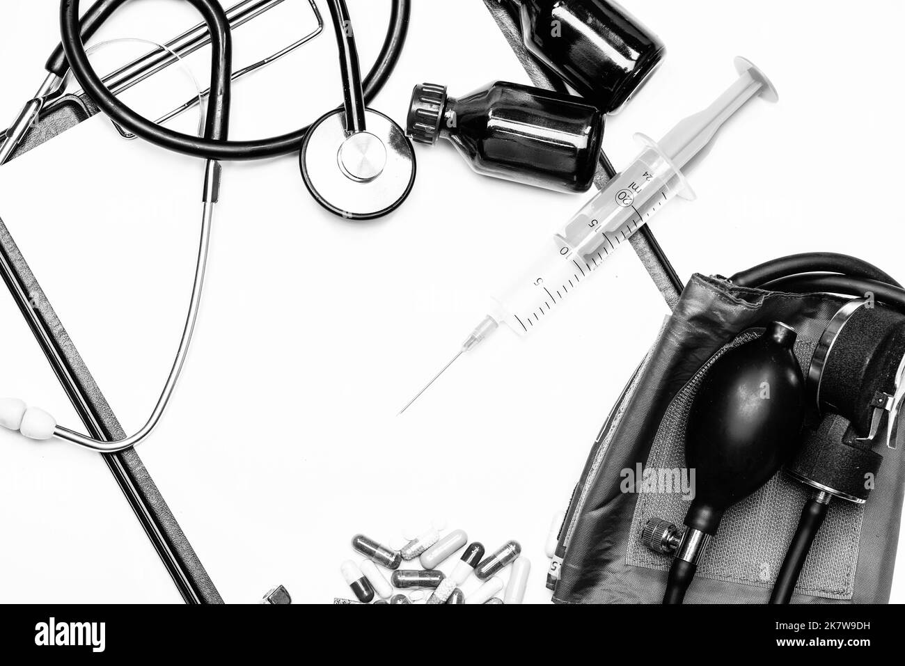 Fiale per siringhe e tonometro per farmaci farmaceutici con stetoscopio isolato su bianco, sanitario. Foto Stock
