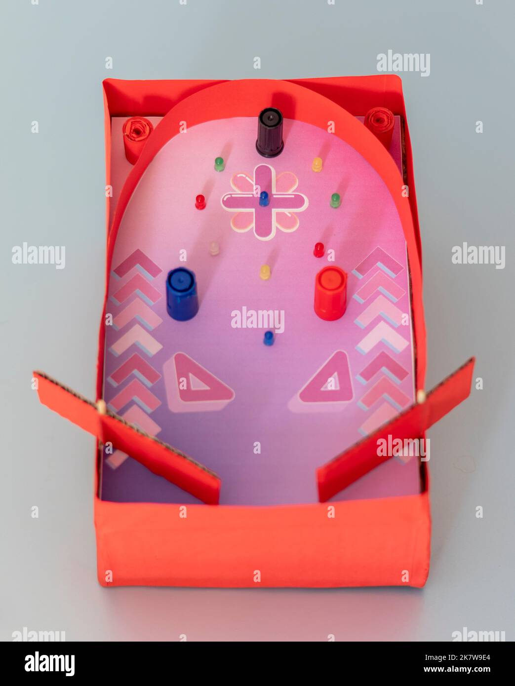 Flipper in cartone fatto a mano, realizzata con facilità da un bambino. Fare una semplice macchina Pinball con cartone per bambini a scuola elementare e asilo. Foto Stock