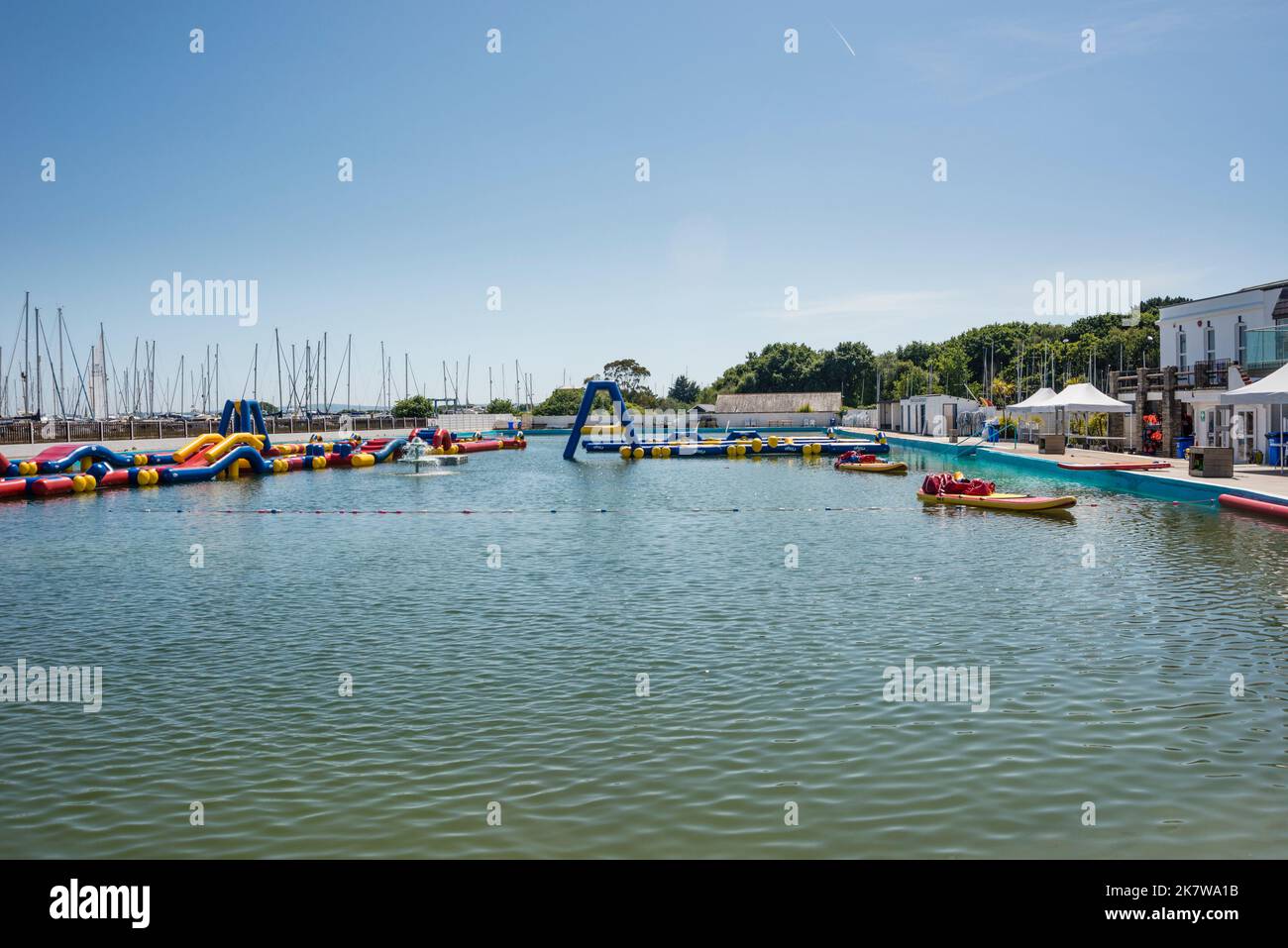 Piscina con acqua di mare di Lymington, Hampshire, Regno Unito Foto Stock