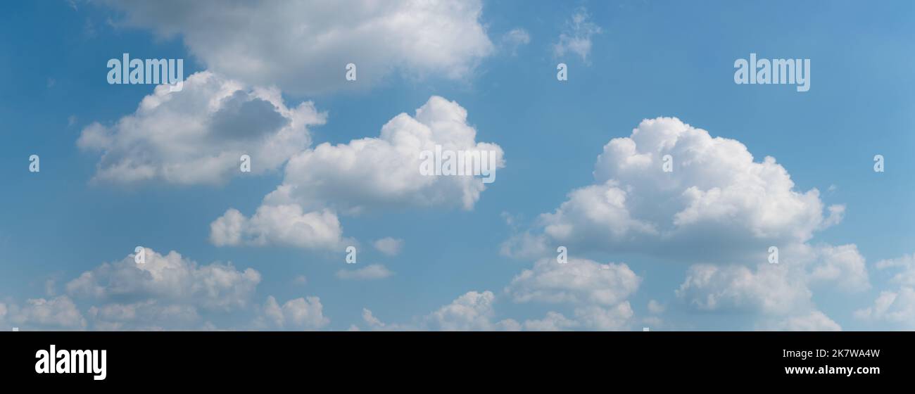 Nuvole di cumulo luminoso sul cielo blu, paesaggio panoramico di nuvole Foto Stock