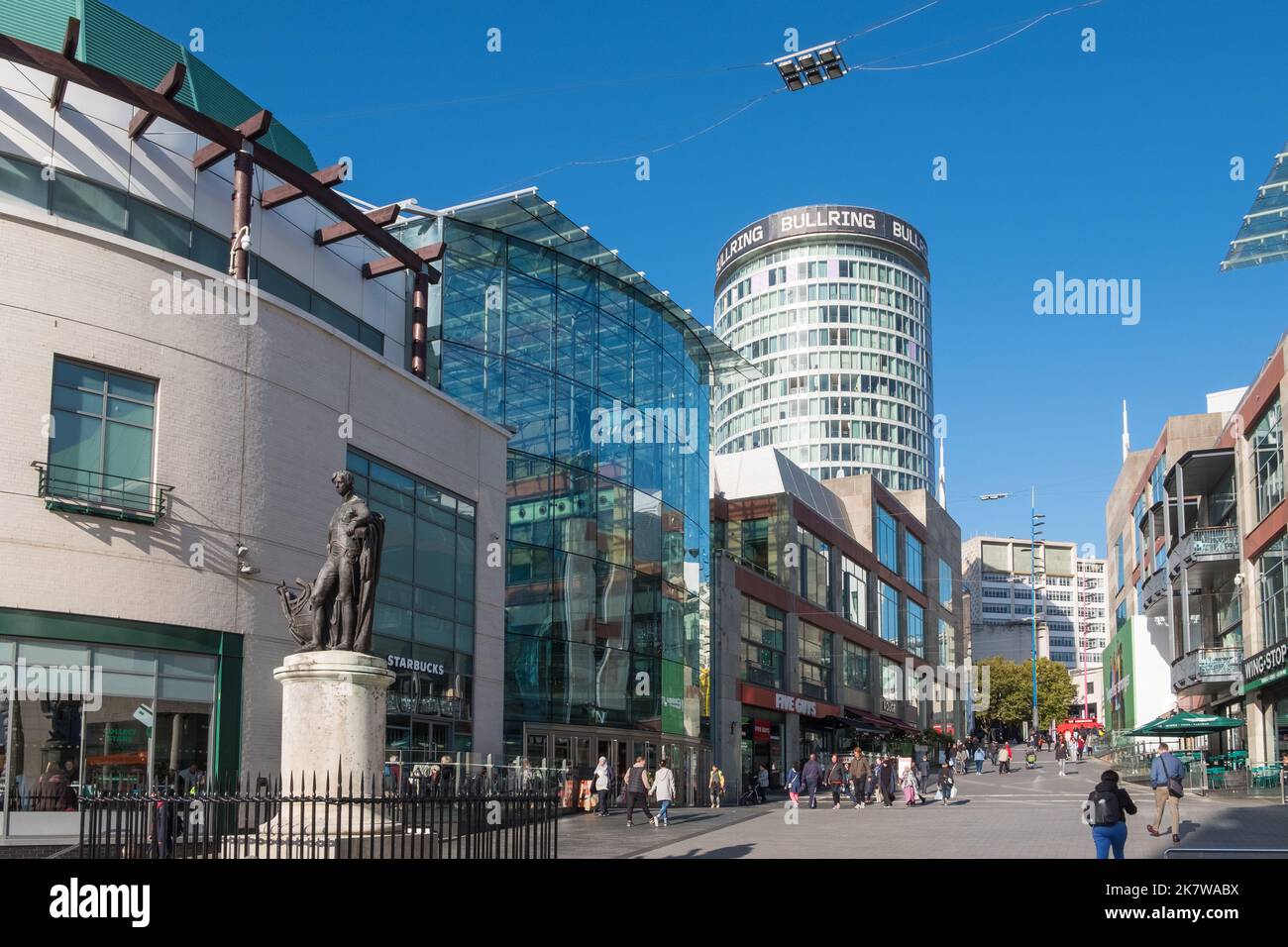 Vista sulla Rotunda dal centro commerciale Bull Ring di Birmingham Foto Stock