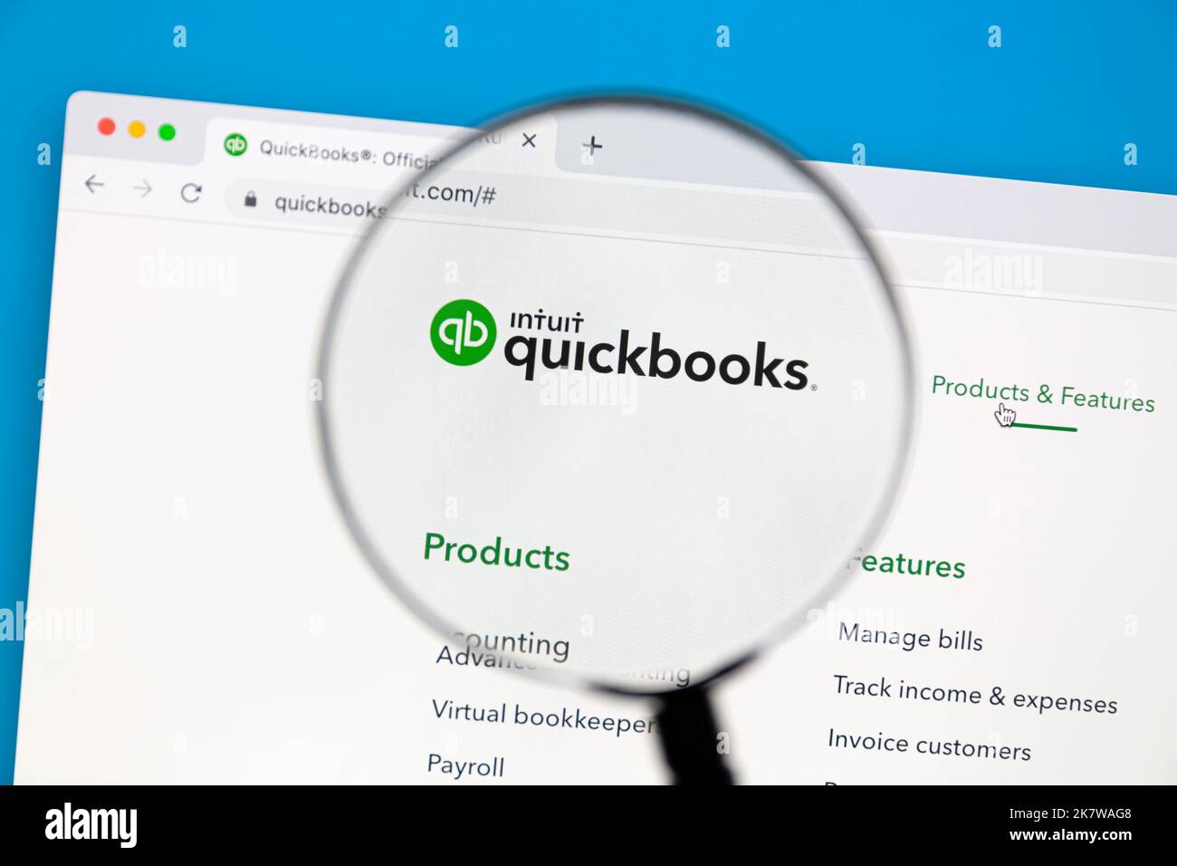Ostersund, Svezia - Agosto 10 2022: Intuit Quickbooks sito web su uno schermo del computer. QuickBooks è un pacchetto software di contabilità sviluppato e commercializzato b Foto Stock