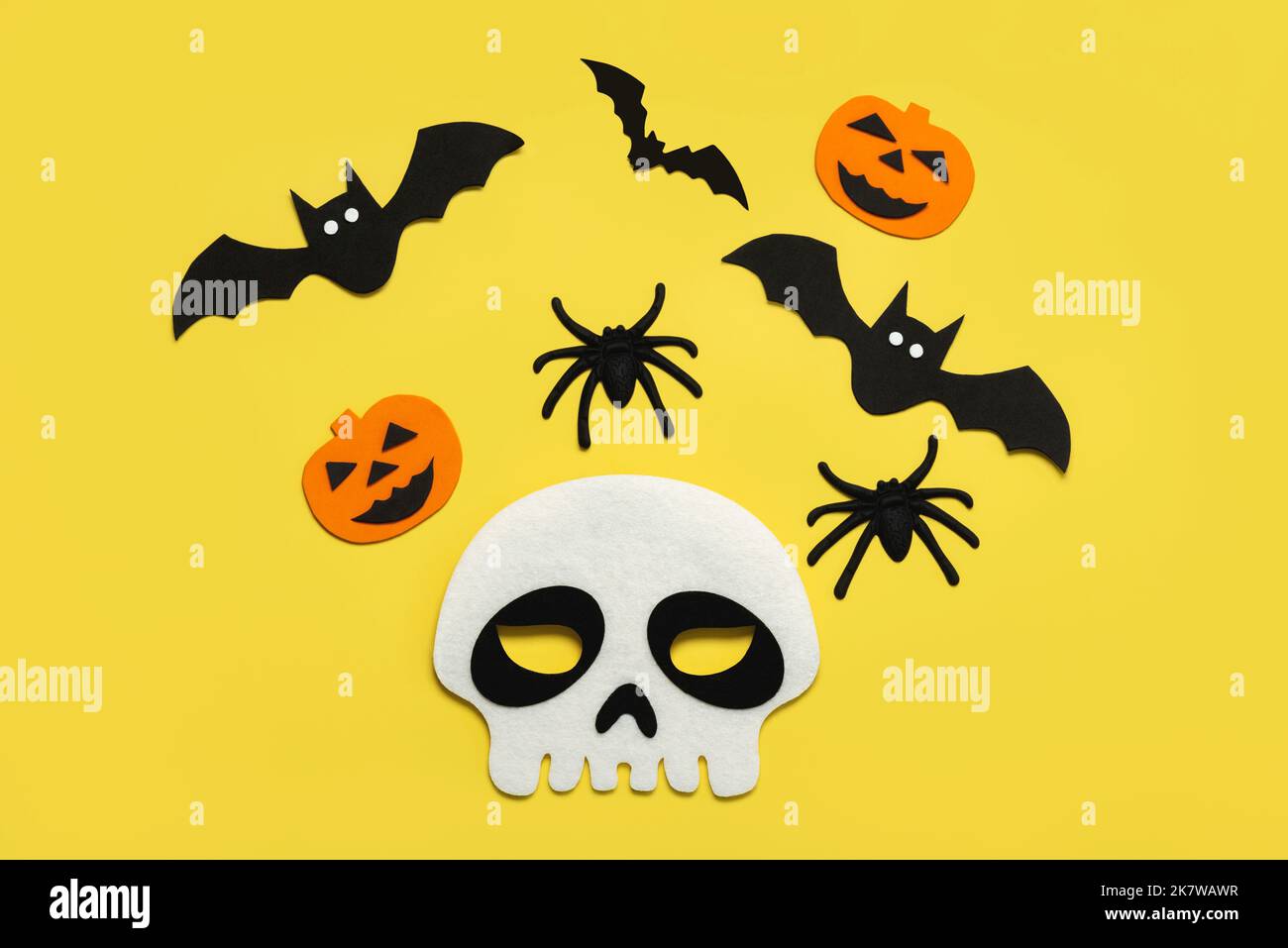 Halloween felice. Vista dall'alto del cranio e decorazione Halloween party su sfondo giallo. Sfondo concetto di Halloween Foto Stock