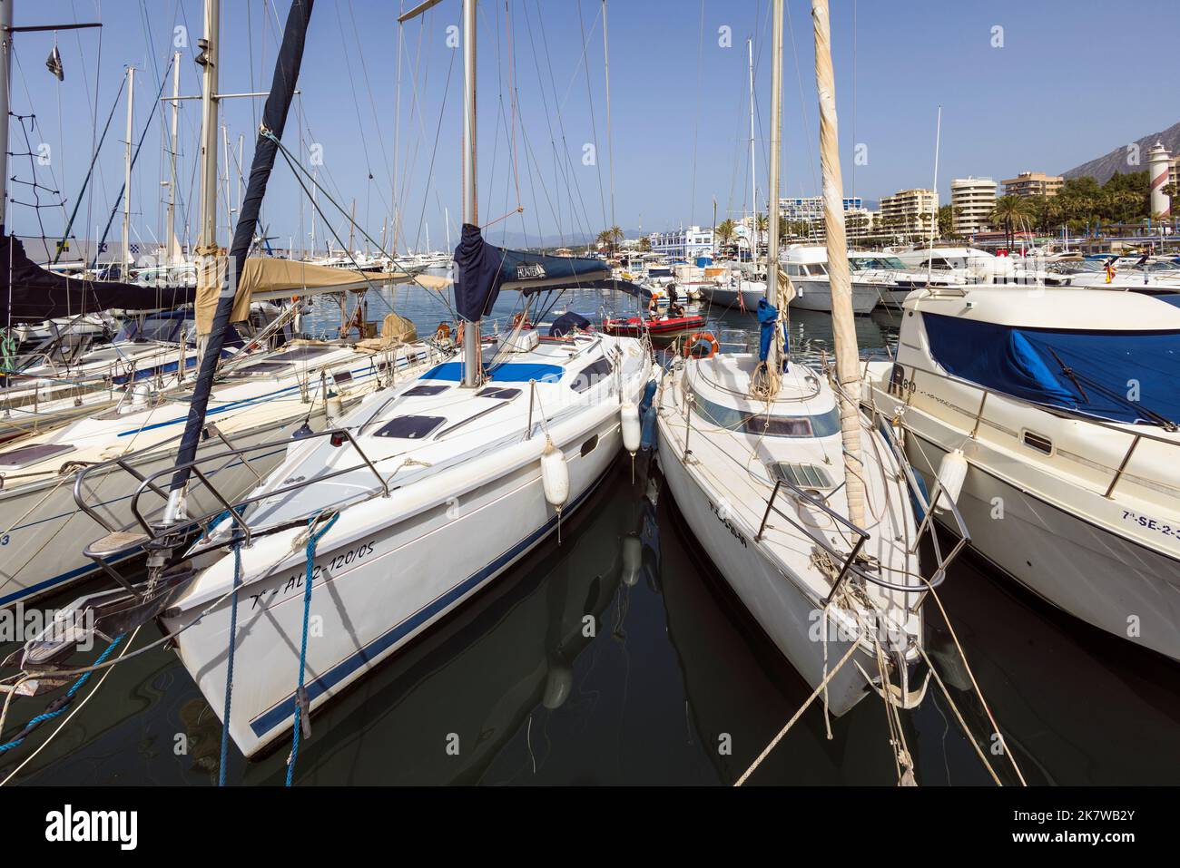 Puerto Deportivo o il porto sportivo sul lungomare della città di Marbella. Marbella, Costa del Sol, Provincia di Malaga, Andalusia, Spagna meridionale Foto Stock