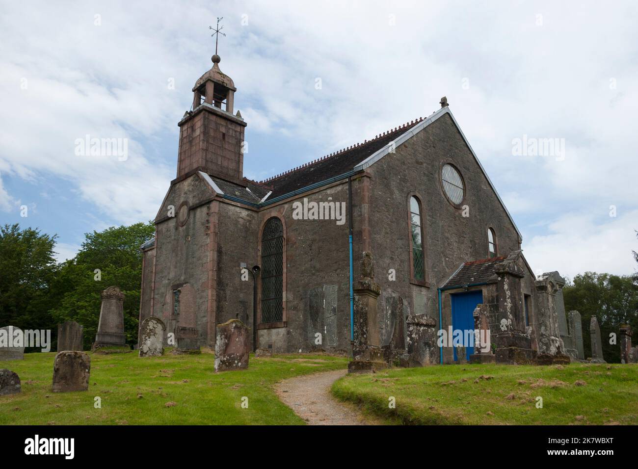 Chiesa di Strachur, Argyll, Scozia, dove antichi graveslabs sono stati inseriti nelle pareti esterne. Foto Stock