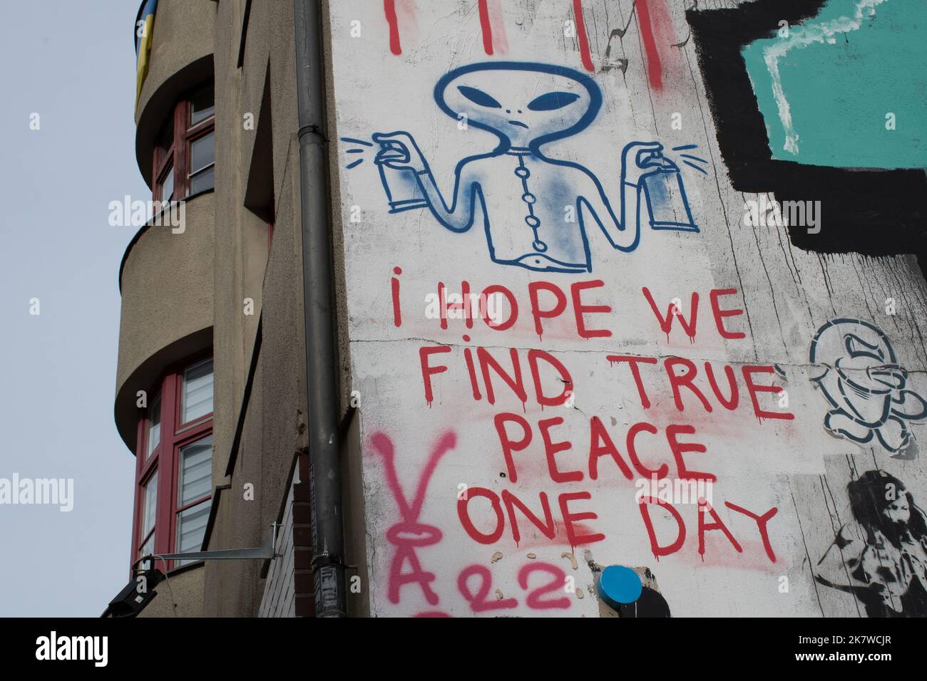 "Spero che un giorno troveremo la vera pace” graffiti di paradosso a Mariannenstrasse, Kreuzberg, berlino Foto Stock