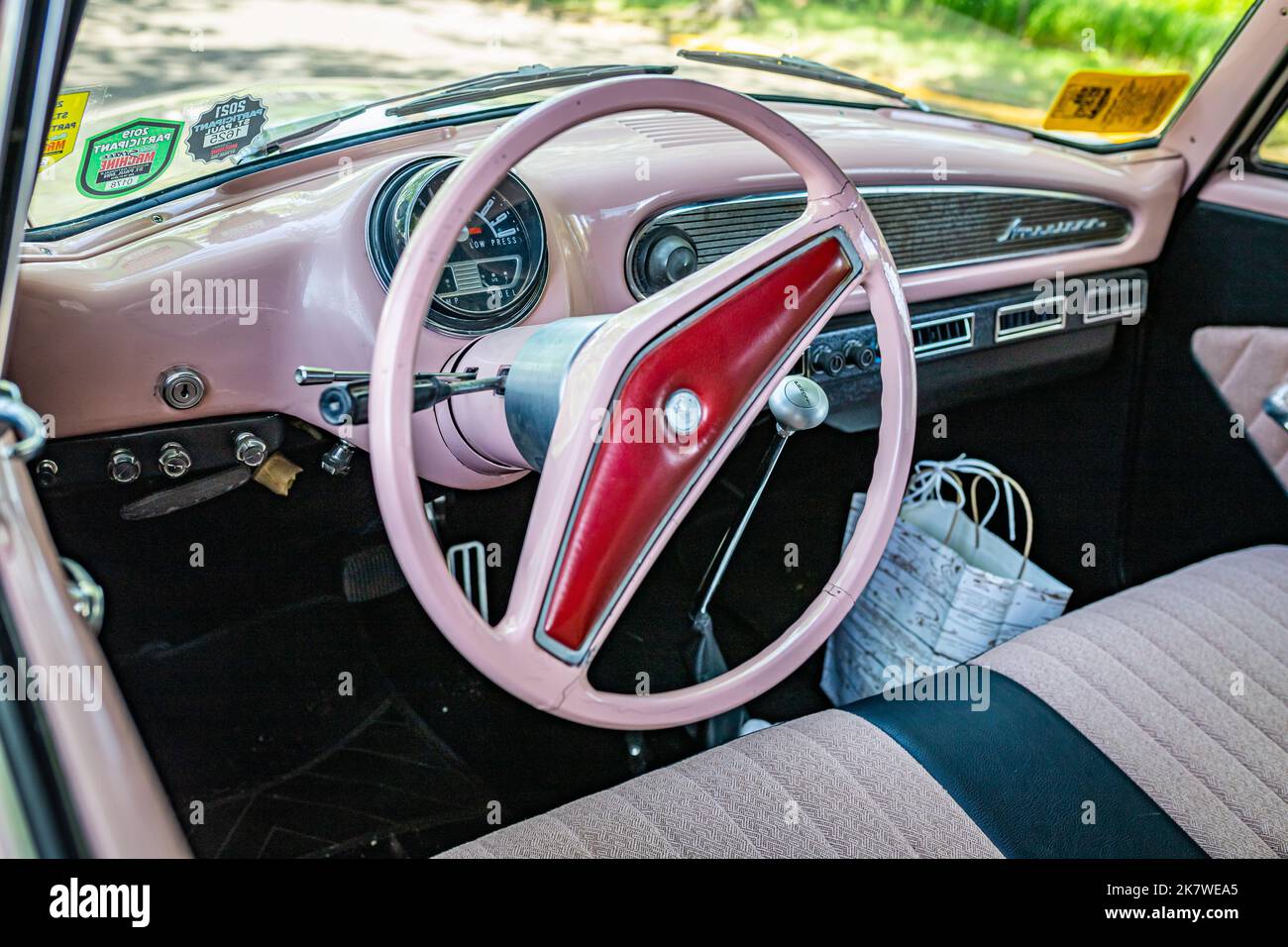 Falcon Heights, MN - 19 giugno 2022: Vista prospettica dettagliata dell'interno di un vagone superstation americano AMC Rambler del 1960 in occasione di una fiera automobilistica locale. Foto Stock