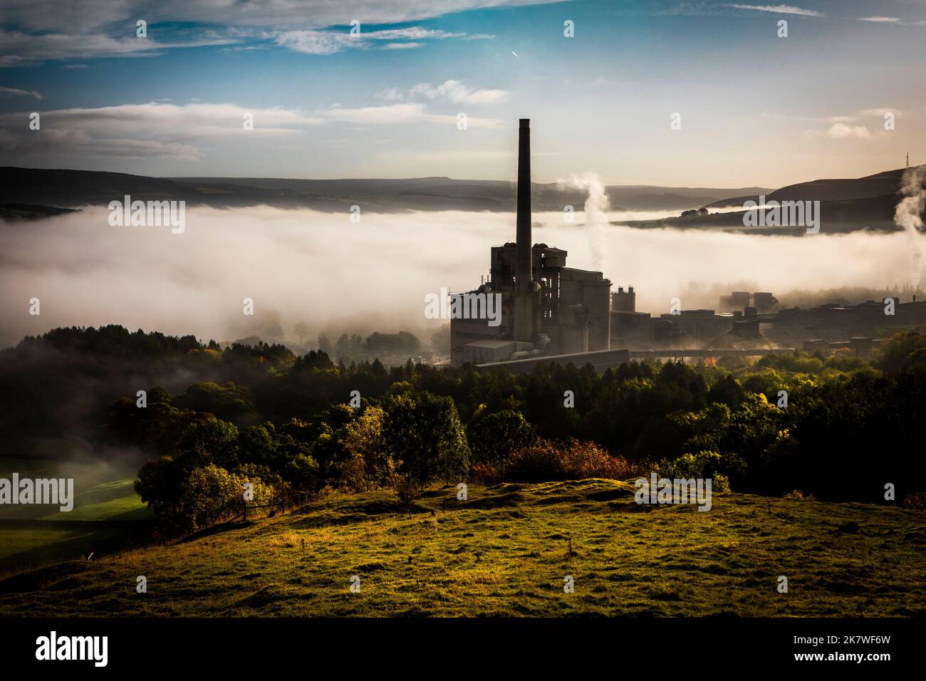 Breedon Hope Cement lavora al mattino presto con nuvole invertite Foto Stock