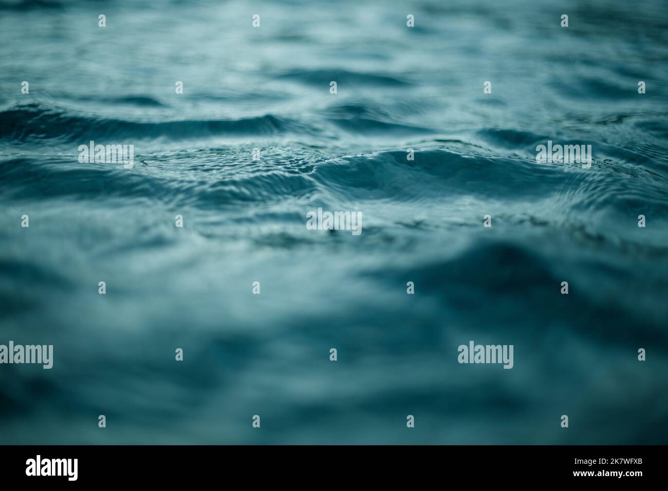Bella immagine di primo piano blu brillante dell'oceano che mostra le increspature Foto Stock