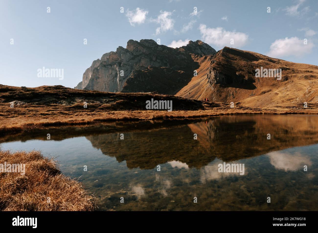 Der Monte Pelmo spiegelt sich am Laghetto di baste. Vedere in den Dolomiten. Passo Giau im Herbst 2 Foto Stock