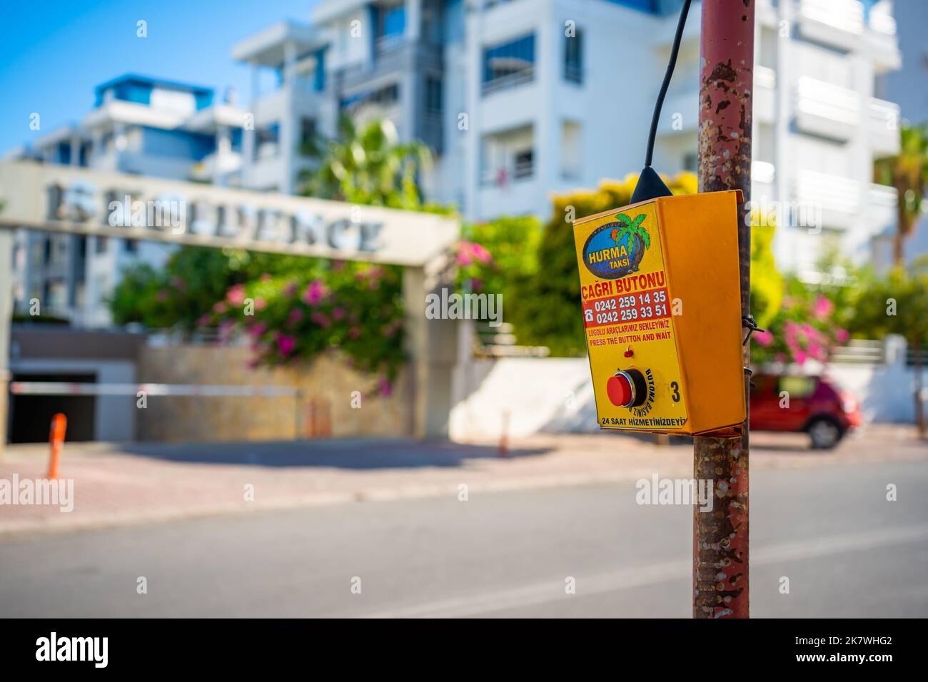 Antalya, Turchia - 26 settembre 2022: Pulsante di chiamata taxi in strada al di fuori di Antalya, Turchia Foto Stock