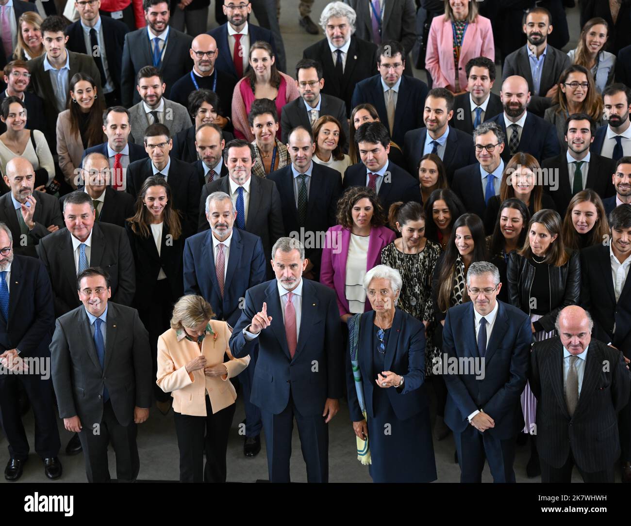 Francoforte, Germania. 19 ottobre 2022, Assia, Francoforte sul meno: Christine Lagarde, presidente della Banca centrale europea (BCE), e il re Felipe VI di Spagna (prima fila, 3rd da sinistra) si sono riuniti in una sala con i membri dello staff spagnolo della BCE per una foto di gruppo. Foto: Arne Dedert/dpa Credit: dpa Picture Alliance/Alamy Live News Foto Stock