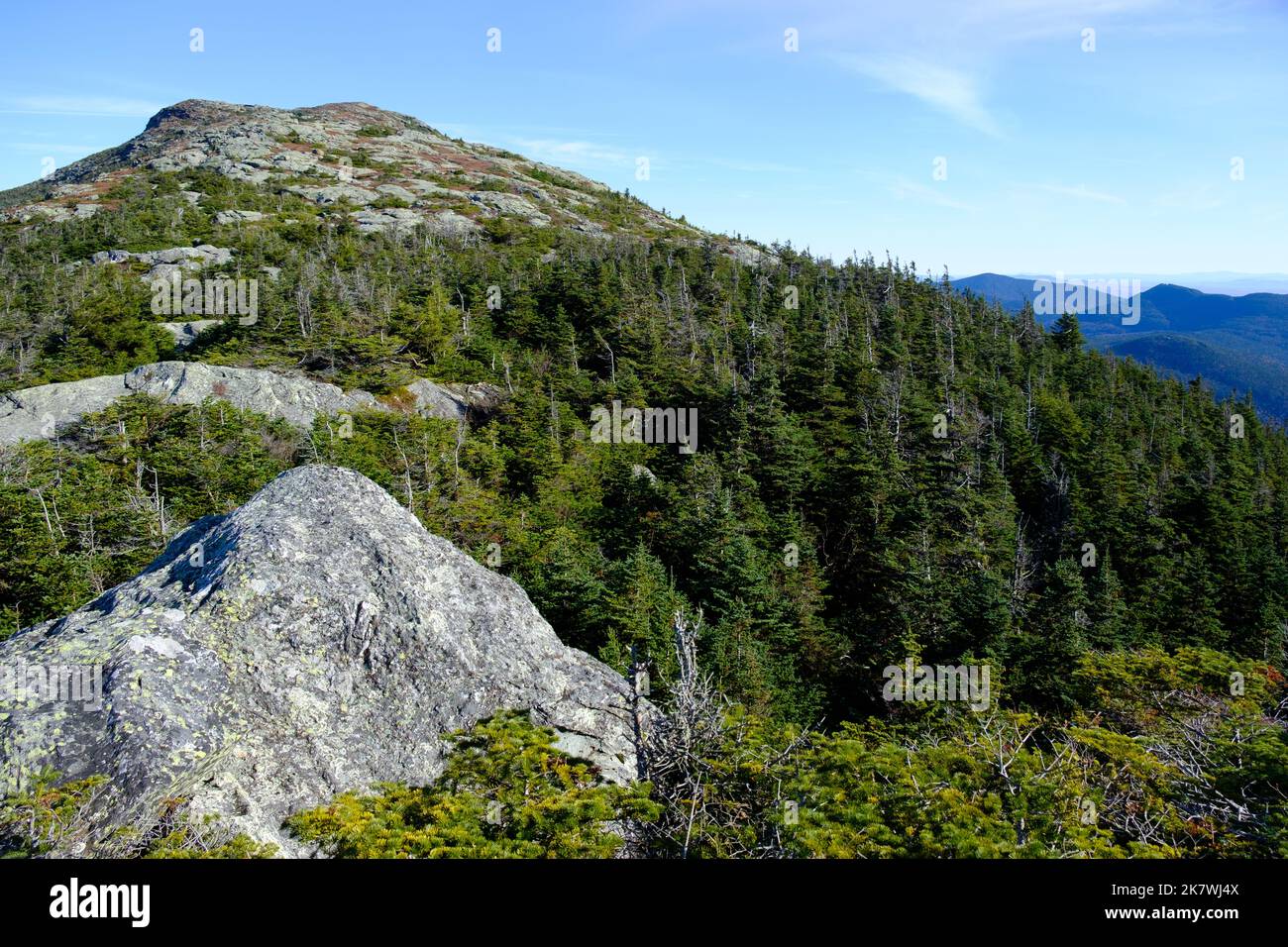 Vedute autunnali ed escursionisti sulla cima ('il Chin') del Monte Mansfield, Stowe, VT, New England, USA, La montagna più alta del Vermont. Foto Stock