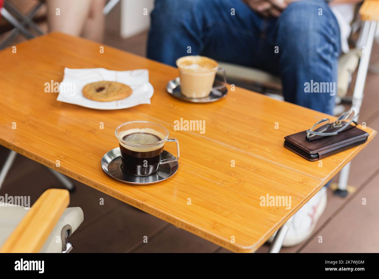 Caffè americano caldo con cappuccino sul tavolo di legno. Foto Stock
