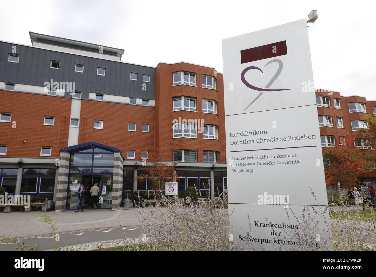 19 ottobre 2022, Sassonia-Anhalt, Wernigerode: Vista dell'ingresso dell'Harzklinikum a Wernigerode. Per la prima volta è stata presentata una sala operatoria all'avanguardia con apparecchiature tecniche uniche. La sala operatoria ibrida consente di eseguire complicate operazioni chirurgiche vascolari utilizzando procedure con catetere e di verificare l'avanzamento dell'operazione e il successo del trattamento direttamente durante questa procedura con l'ausilio di immagini radiografiche. Inoltre, la camera ha la massima purezza dell'aria di classe 1a. Attualmente non è né standard né obbligatorio per le sale operatorie. Per i medici, Foto Stock