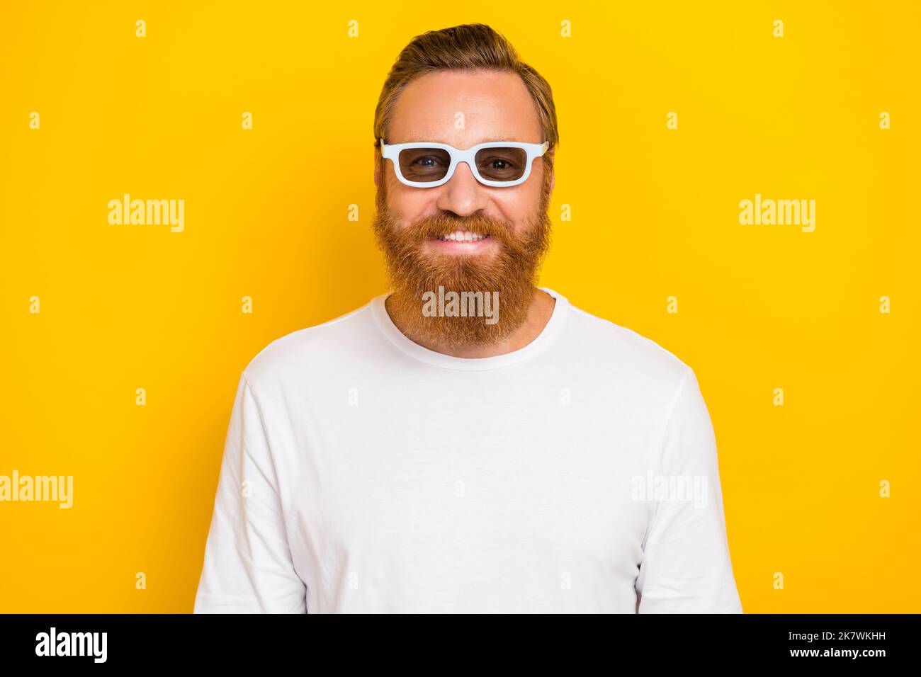 Foto di bunky barba zenzero uomo indossare occhiali camicia bianca isolato su sfondo di colore giallo Foto Stock