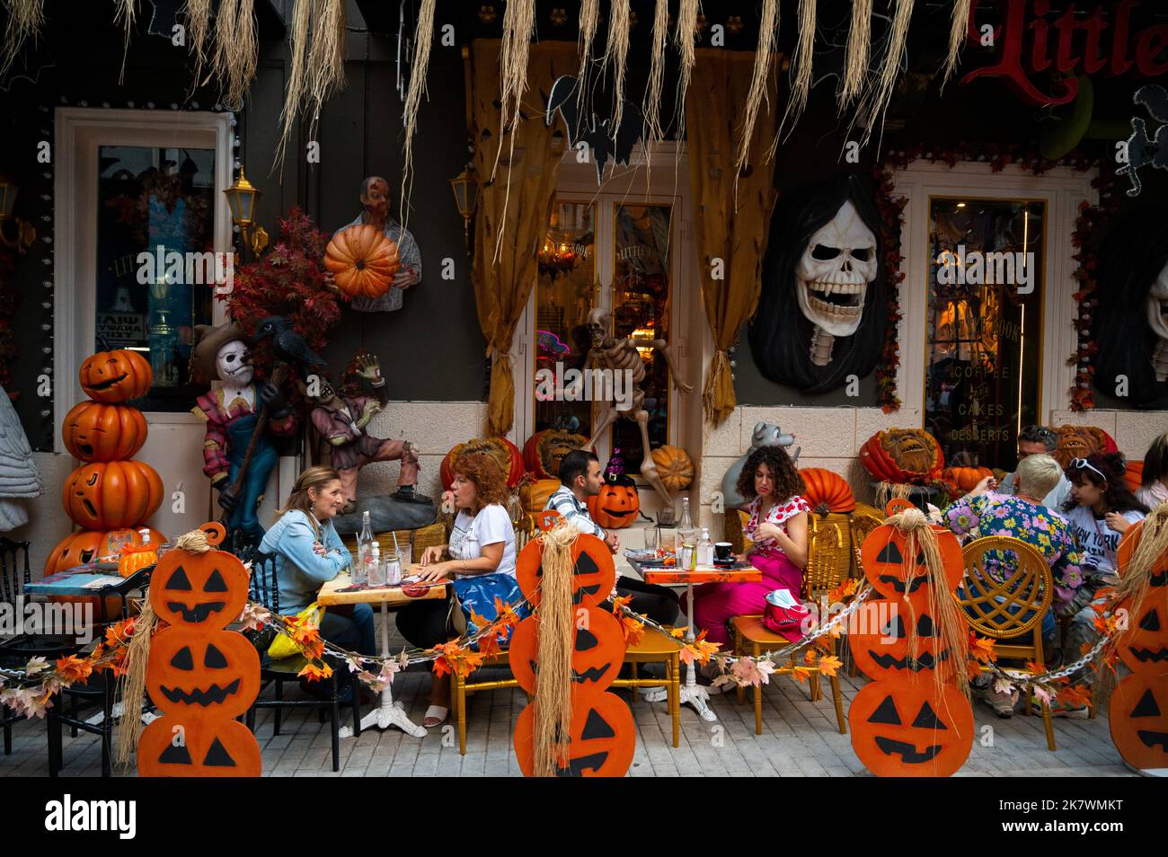 Persone viste nella Little Hook Coffee House decorato per Halloween nel centro di Atene. Foto Stock