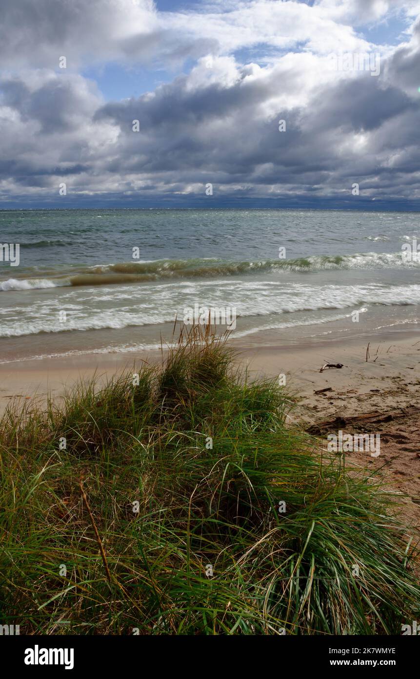 La costa di Europe Bay sul lago Michigan è montata da venti e onde come nuvole che si snodano in alto, Newport state Park, Door County, Wisconsin Foto Stock