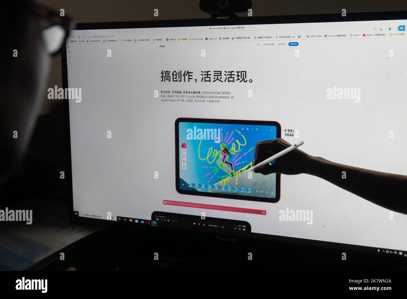 SHANGHAI, CINA - 19 OTTOBRE 2022 - Un cittadino guarda due nuovi modelli di iPad con chip M2 rilasciato da Apple tramite il sito web Apple, Shanghai, Cina, ON Foto Stock