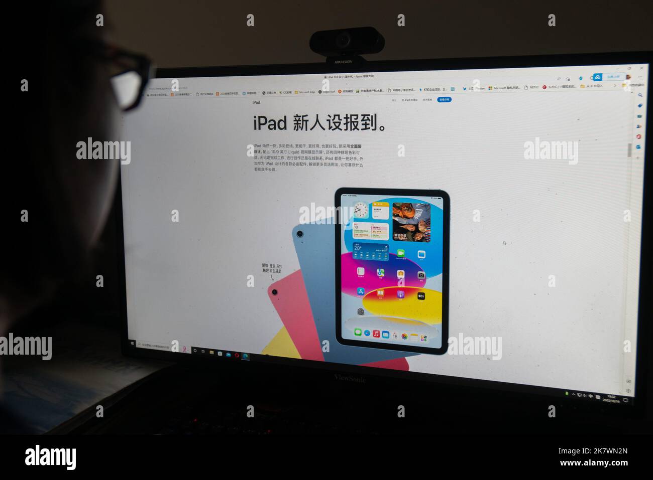 SHANGHAI, CINA - 19 OTTOBRE 2022 - Un cittadino guarda due nuovi modelli di iPad con chip M2 rilasciato da Apple tramite il sito web Apple, Shanghai, Cina, ON Foto Stock