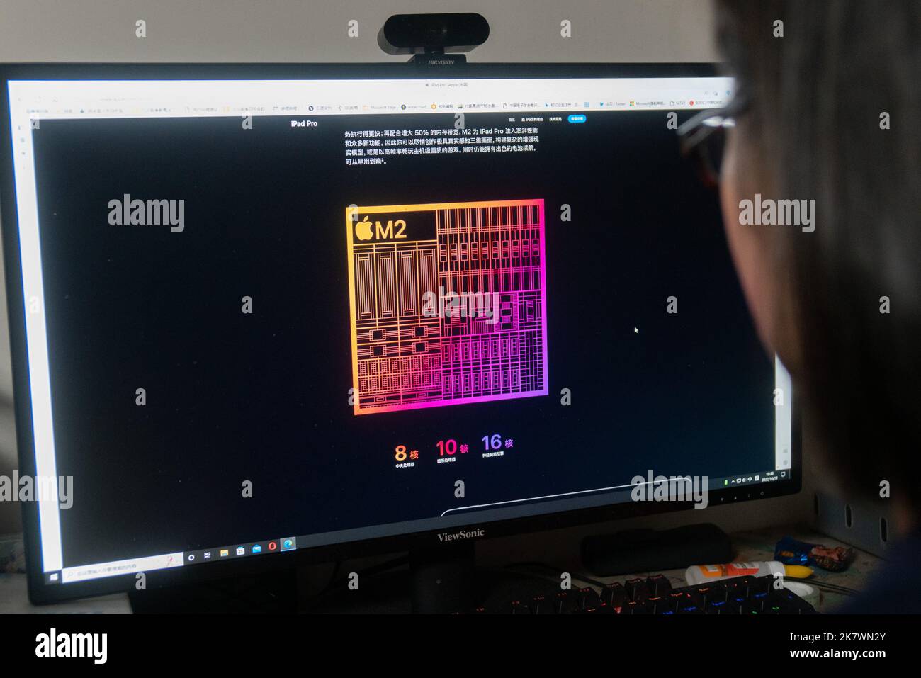 SHANGHAI, CINA - 19 OTTOBRE 2022 - Un cittadino guarda due nuovi modelli di iPad con chip M2 rilasciato da Apple tramite il sito web Apple, Shanghai, Cina, ON Foto Stock