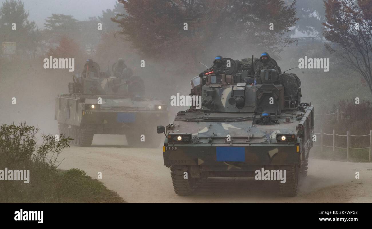 Yeoju, Corea del Sud. 19th Ott 2022. I K2 carri armati dell'esercito sudcoreano attraversano un ponte galleggiante che attraversa il fiume Nam Han durante un'esercitazione di attraversamento del fiume a Yeoju, nel sud di Seoul, in Corea del Sud, il 19 ottobre 2022. (Foto di: Lee Young-ho/Sipa USA) Credit: Sipa USA/Alamy Live News Foto Stock