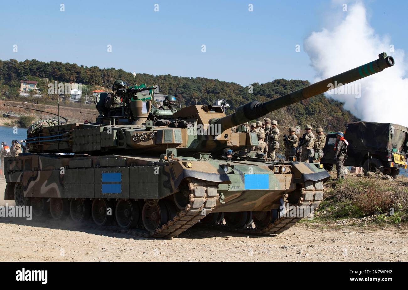 Yeoju, Corea del Sud. 19th Ott 2022. I K2 carri armati dell'esercito sudcoreano attraversano un ponte galleggiante che attraversa il fiume Nam Han durante un'esercitazione di attraversamento del fiume a Yeoju, nel sud di Seoul, in Corea del Sud, il 19 ottobre 2022. (Foto di: Lee Young-ho/Sipa USA) Credit: Sipa USA/Alamy Live News Foto Stock