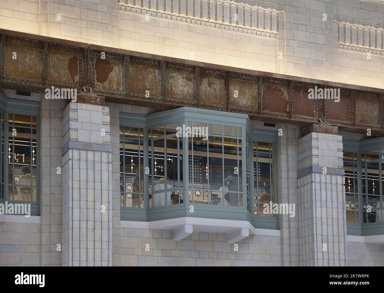 Dettaglio interno della sala turbine A nella centrale elettrica di Battersea, Londra, Regno Unito, recentemente ristrutturata. Aperto nel mese di ottobre 2022. Mostra le finestre nella sala interruttori. Foto Stock
